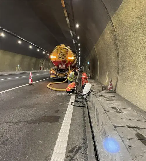 盐田隧道排水渠清淤